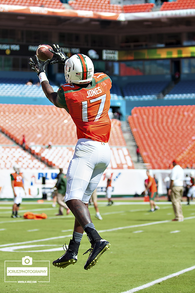 D'Mauri Jones catches passes in warmups