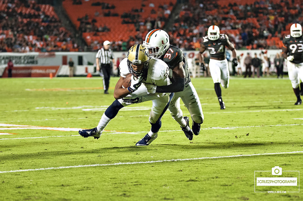 Ladarius Gunter tackles Tyler Boyd