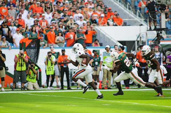 Olamide Zaccheaus (4) runs in for a touchdown for Virginia