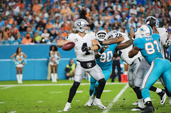 Derek Carr (4) steps up to throw under pressure