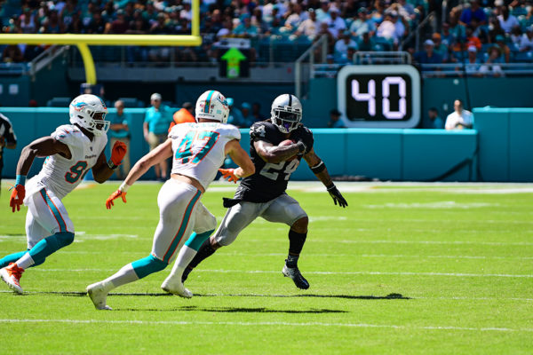 Oakland Raiders running back Marshawn Lynch (24)