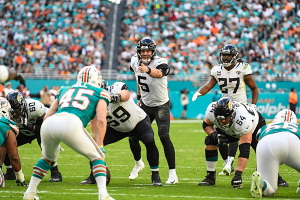 Jacksonville Jaguars quarterback Blake Bortles (5) calls out the defender